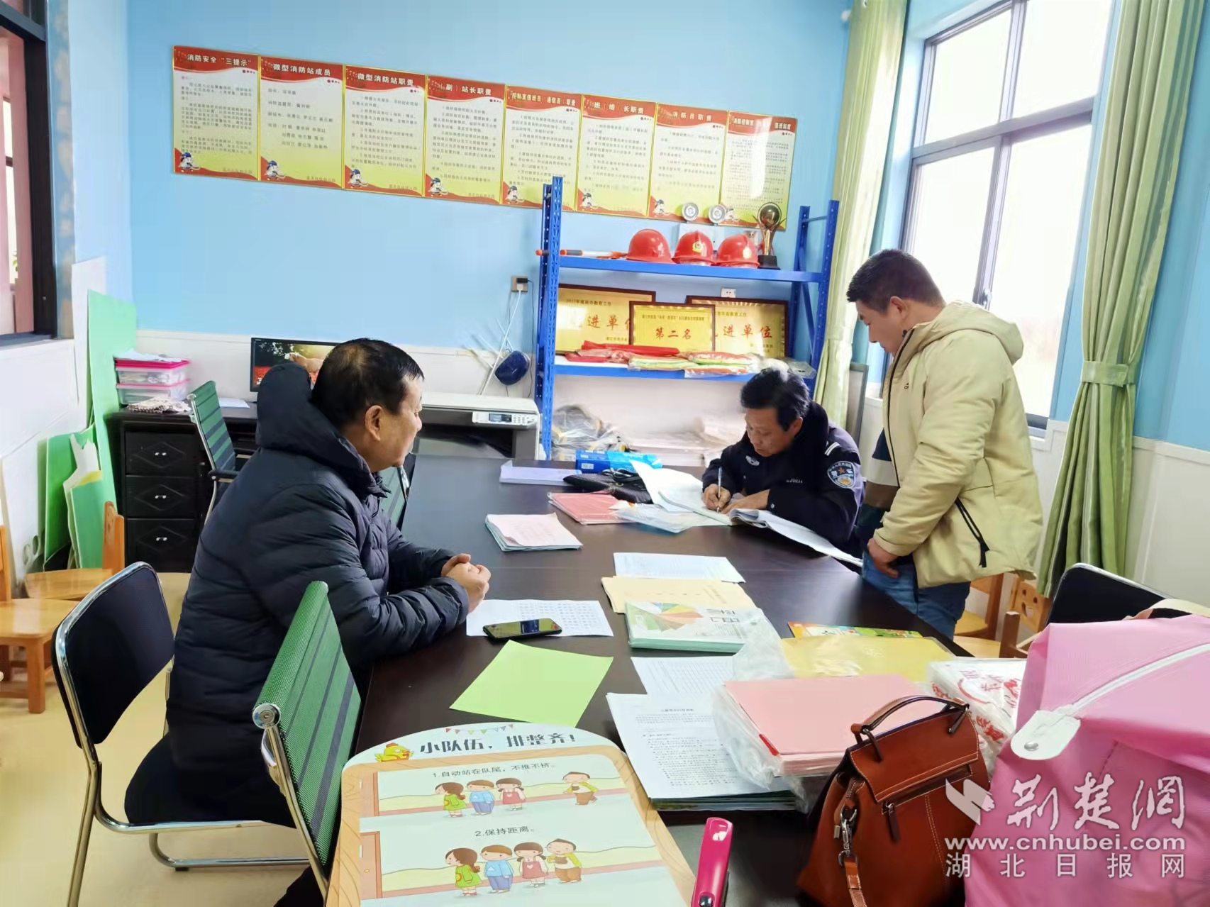 民警深入校園與教職員工座談，深入排查化解各類矛盾糾紛。.png.png