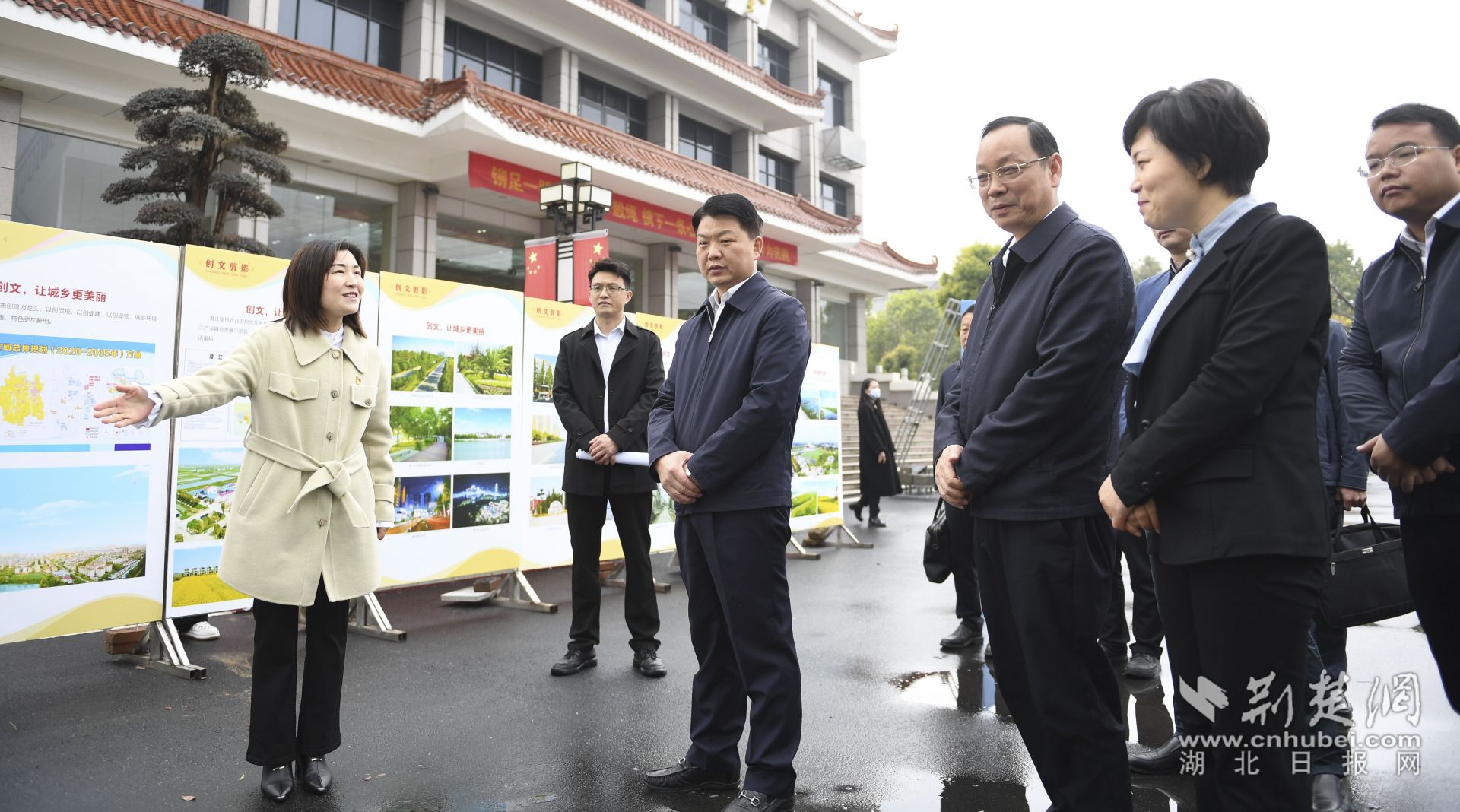 與會(huì)人員參觀潛江市全國文明城市創(chuàng)建工作成效展示。.jpg.jpg