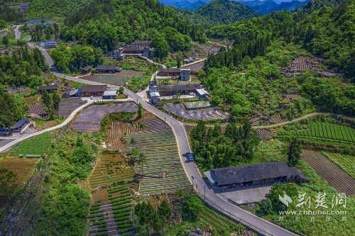 宣恩縣椒園集鎮(zhèn)至鑼圈巖段公路，全長8公里，途經(jīng)椒園村、涼風村、鑼圈巖村，該公路建成既有效帶動沿線煙葉等產(chǎn)業(yè)發(fā)展，又是曜天眼景區(qū)的