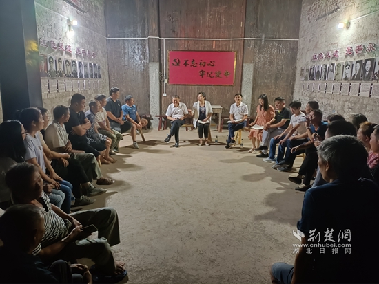 崇陽(yáng)縣金塘鎮(zhèn)黨員干部在金塘村盧家大屋村灣開(kāi)展灣子夜話,和群眾共商環(huán)境治理等事宜。.jpg