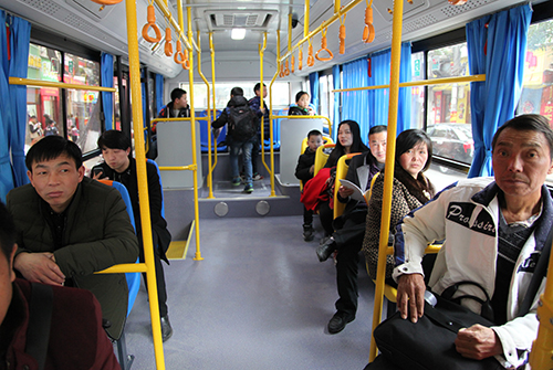 崇陽老百姓坐上新能源純電動公交車。.JPG